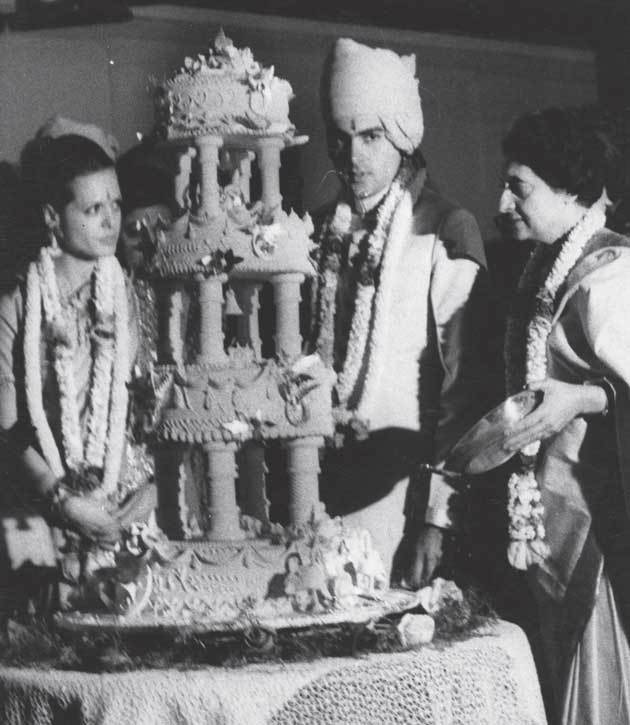 Sonia and Rajiv Gandhi’s wedding cake in Delhi, 1968. Indira Gandhi is on the right Read more at: //economictimes.indiatimes.com